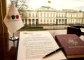 Tautos forumo pareiškimas dėl Rinkimų kodekso pataisų ant darbo stalo Prezidentūros fone