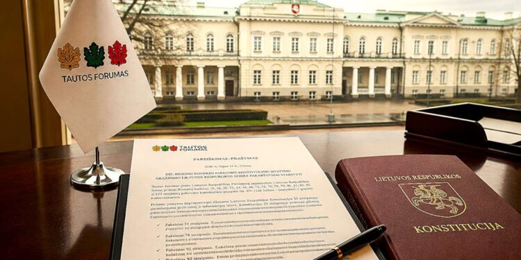 Tautos forumo pareiškimas dėl Rinkimų kodekso pataisų ant darbo stalo Prezidentūros fone