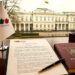 Tautos forumo pareiškimas dėl Rinkimų kodekso pataisų ant darbo stalo Prezidentūros fone