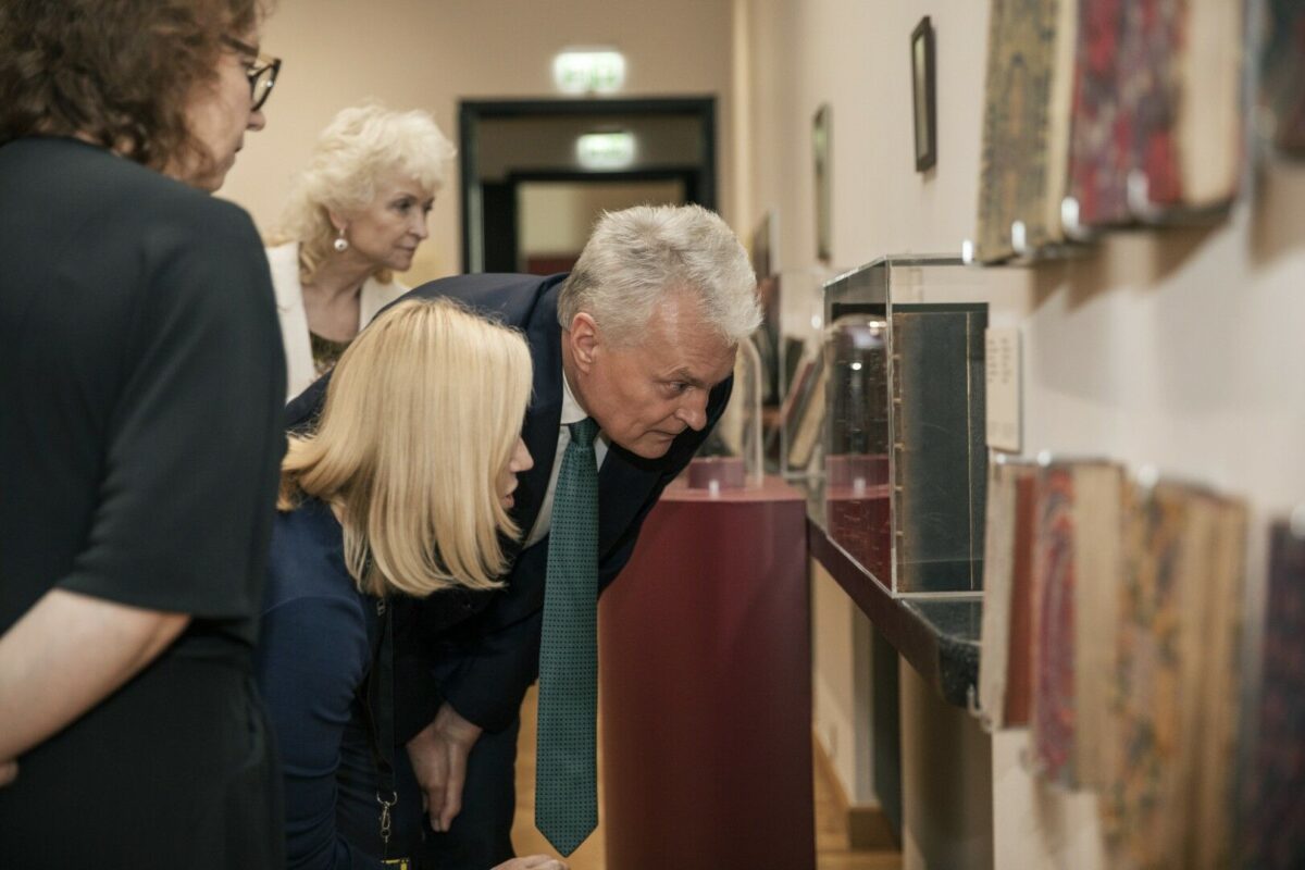 Gitanas Nausėda Parodoje „Prisiekęs: Vlado Daumanto re/kolekcijos“ KTU bibliotekoje 