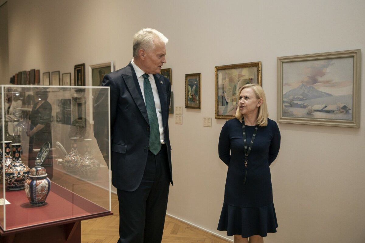 Gitanas Nausėda Parodoje „Prisiekęs: Vlado Daumanto re/kolekcijos“ KTU bibliotekoje 