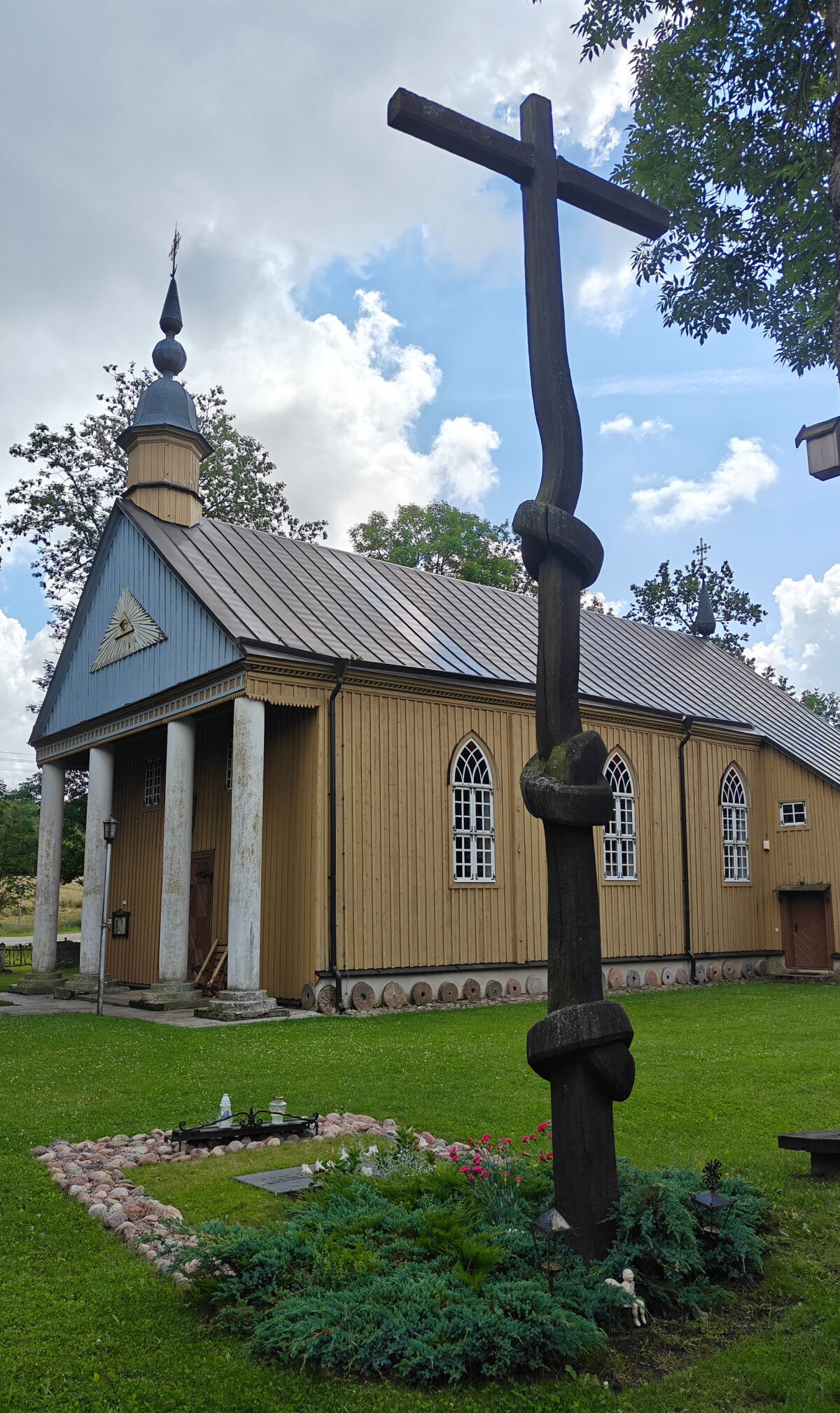 1787 metais liaudies meistrų pastatyta Švč. Mergelės Marijos Apsilankymo bažnyčia 