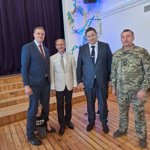 Nuotraukoje LR vidaus reikalų ministras Jānis Dombrava ir jo sūnus Gusts, „Baltijos Aljansas“ prezidentas Jonas Jakaitis, Ogrės savivaldybės tarybos narys Egils Helmanis ir Ukrainos atsargos papulkininkis Segej Shakun. 
