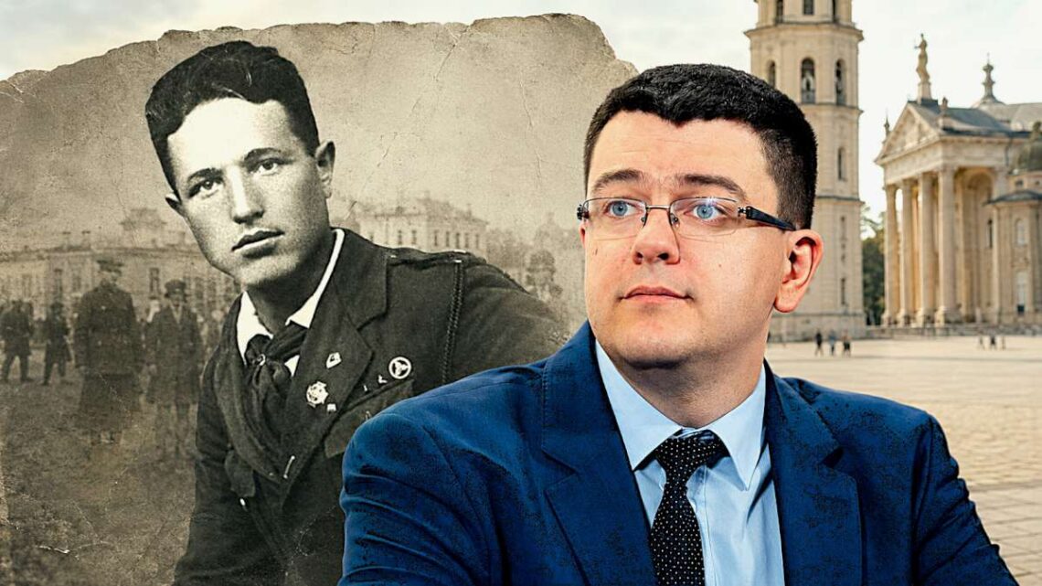 Vytautas Sinica ir tarpukario Vilniaus lietuvis skautas Pranas Žižmaras Vilniaus Katedros aikštės fone
