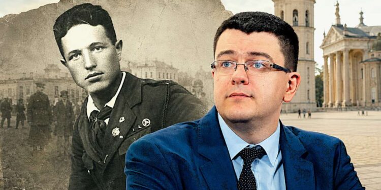 Vytautas Sinica ir tarpukario Vilniaus lietuvis skautas Pranas Žižmaras Vilniaus Katedros aikštės fone