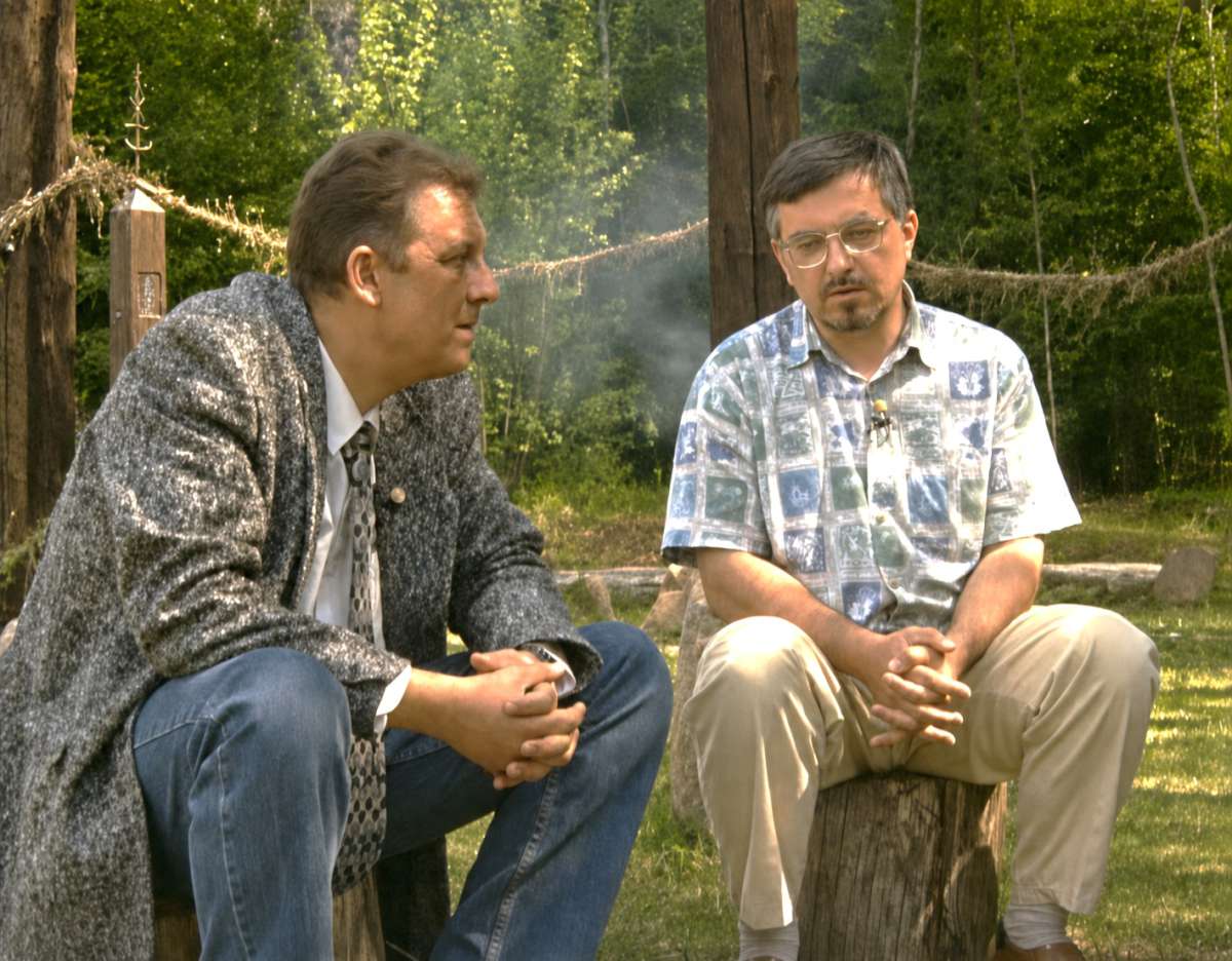 2002-05-13 d. Gintaras Beresnevičius ir Jonas Vaiškūnas Dangaus šviesulių stebykloje (Kulionyse) filmuojamoje laidoje „Ramuva“. Etnokultūra ar religija“ 