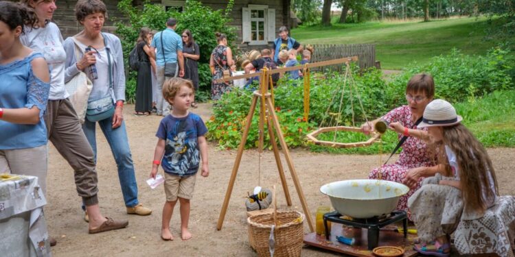 Kleboniškių kaime vėl kviečia Senųjų amatų ir mokymų diena