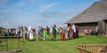 Kleboniškių muziejaus klojime spektaklį „Piršlybos“