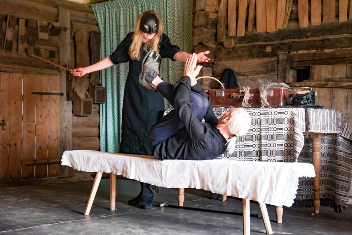 Kleboniškių muziejaus klojime teatras „Labas“ parodė anapusinį pasaulį