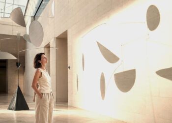 Meno galerijoje skulptūros šešėlius stebinti ir naują vaizdą pastebėjusi moteris