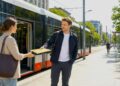 Vyras miesto stotelėje grąžina moteriai pamestą dokumentų aplanką