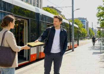 Vyras miesto stotelėje grąžina moteriai pamestą dokumentų aplanką