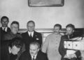 Molotovo–Ribbentropo paktas: V. Molotovas pasirašo Vokietijos ir SSRS sutartį, šalia – I. Ribbentropas ir J. Stalinas