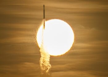 „Falcon Heavy“ raketa su Nensi Greis Roman teleskopu kyla iš NASA Kenedžio kosmoso centro