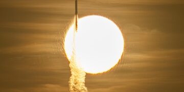 „Falcon Heavy“ raketa su Nensi Greis Roman teleskopu kyla iš NASA Kenedžio kosmoso centro