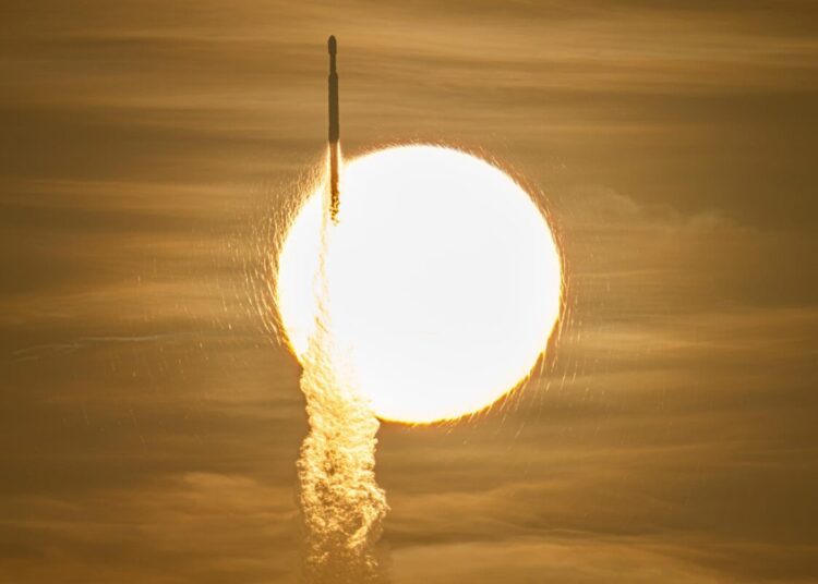 „Falcon Heavy“ raketa su Nensi Greis Roman teleskopu kyla iš NASA Kenedžio kosmoso centro