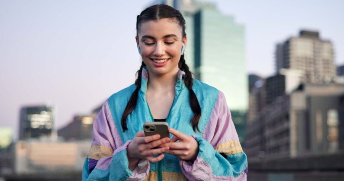 Mergina su telefonu