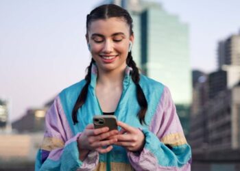 Mergina su telefonu