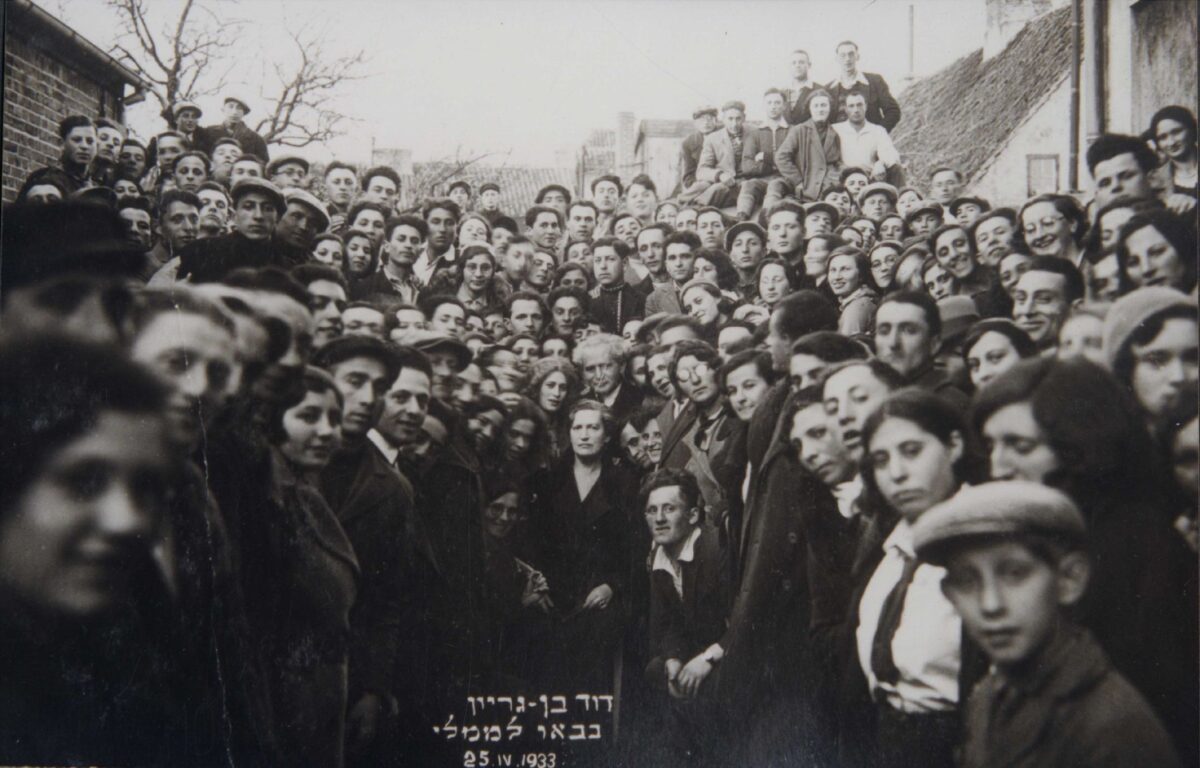 Sionistų politikas Davidas Ben Gurionas pasveikinamas atvykęs 1933 m. balandžio mėn. (Ghetto Fighter Museum)