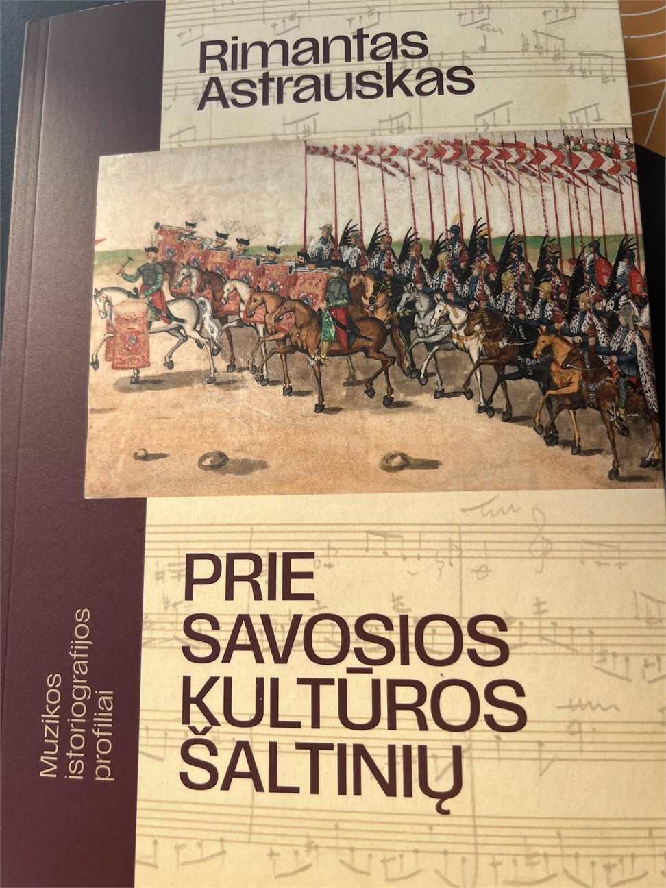 Rimanto Astrausko knygos „Prie savosios kultūros šaltinių. Muzikos istoriografijos profiliai“ viršelis