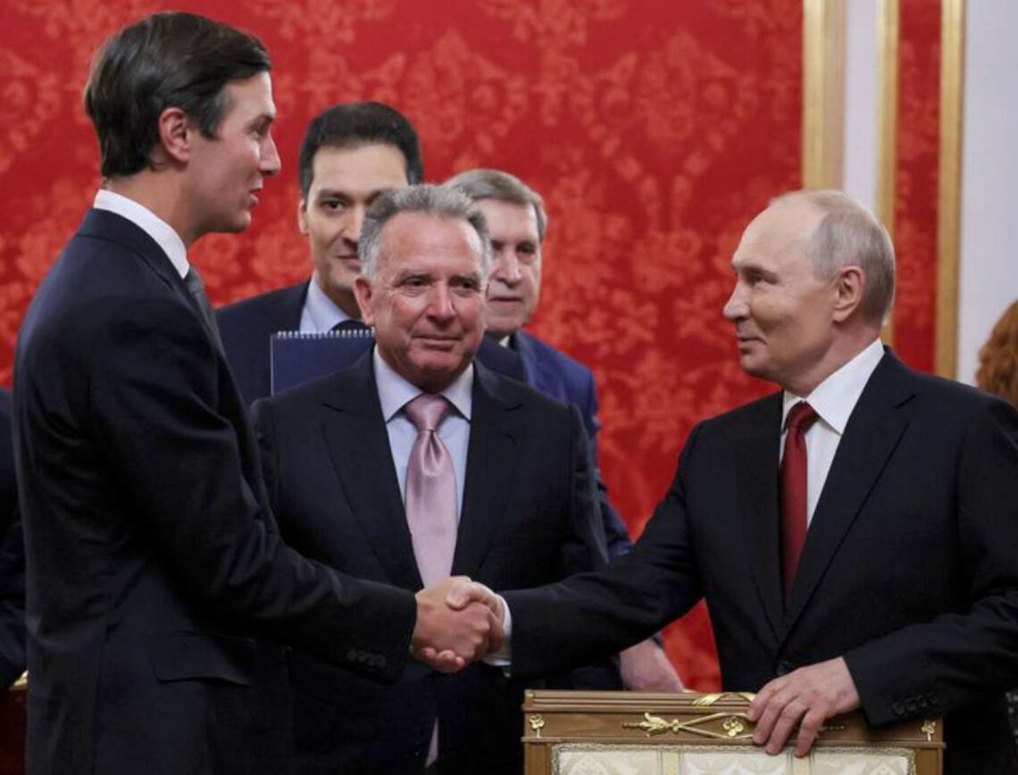 V. Putinas spaudžia ranką Džaredui Kušneriui, šalia – S. Vitkofas