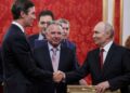 V. Putinas spaudžia ranką Džaredui Kušneriui, šalia – S. Vitkofas