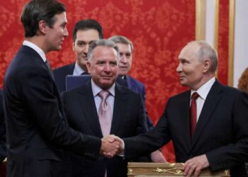 V. Putinas spaudžia ranką Džaredui Kušneriui, šalia – S. Vitkofas