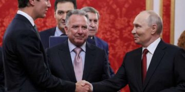 V. Putinas spaudžia ranką Džaredui Kušneriui, šalia – S. Vitkofas