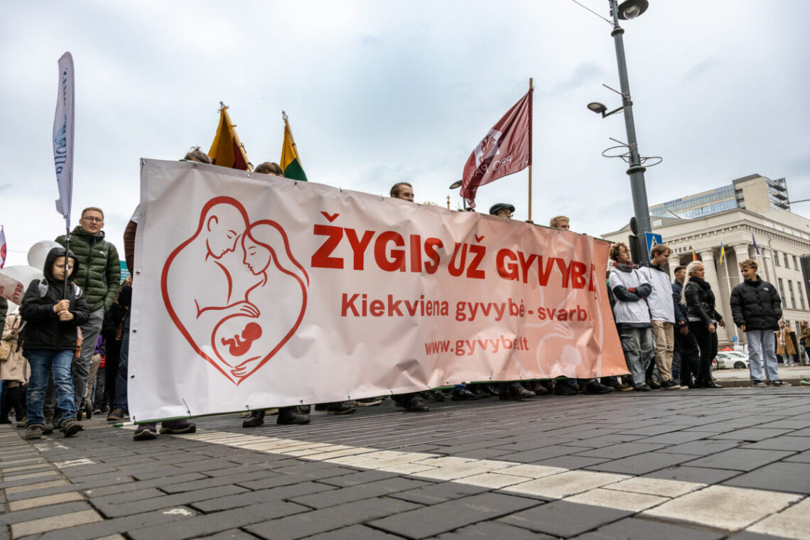 2025 m. „Žygio už gyvybę“ dalyviai Vilniuje su renginio plakatu