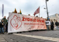 2025 m. „Žygio už gyvybę“ dalyviai Vilniuje su renginio plakatu
