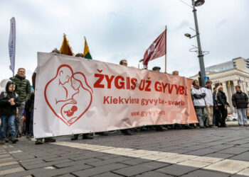 2025 m. „Žygio už gyvybę“ dalyviai Vilniuje su renginio plakatu