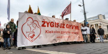 2025 m. „Žygio už gyvybę“ dalyviai Vilniuje su renginio plakatu
