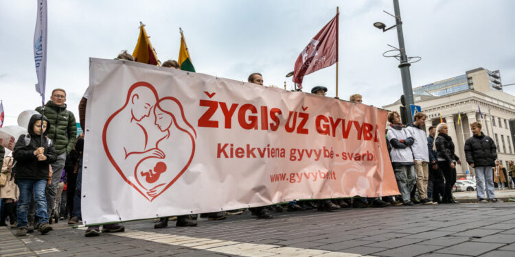 2025 m. „Žygio už gyvybę“ dalyviai Vilniuje su renginio plakatu