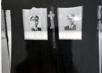 Dariaus ir Girėno memorialinio muziejaus detalė su abiejų lakūnų portretais ir kryžiumi