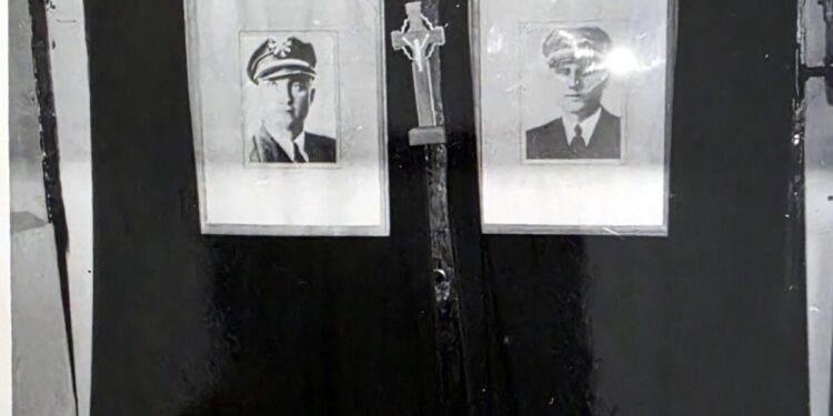 Dariaus ir Girėno memorialinio muziejaus detalė su abiejų lakūnų portretais ir kryžiumi