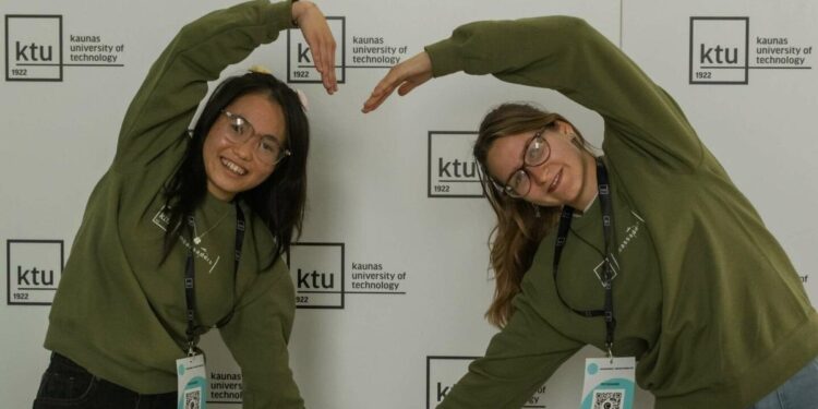 Sofija Kaniauskaitė su kolege KTU įvadinės savaitės metu