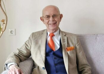 Antanas Vinkus sėdi fotelyje