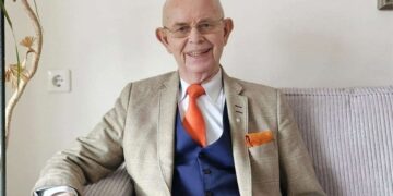 Antanas Vinkus sėdi fotelyje