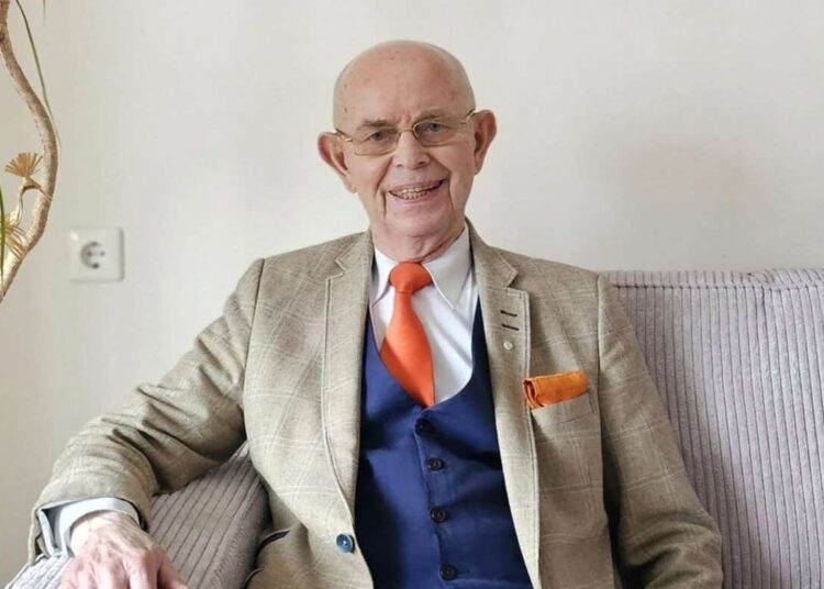 Antanas Vinkus sėdi fotelyje