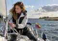 Moteris burlaivyje Kuršių mariose tikrina takelažą prieš išplaukdama