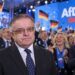 Prof. Vytautas Raždvilas džiūgaujančių AfD palaykytojų fone