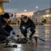Tyrėjai, apžiūri sudužusį droną prie krovininio lėktuvo oro uoste.