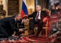 Asociatyvus koliažas: Putinas dominuojančioje padėtyje Kremliaus aplinkoje, priešais jį – Trampo pasiuntiniai, fone – karo niokojama Ukraina.