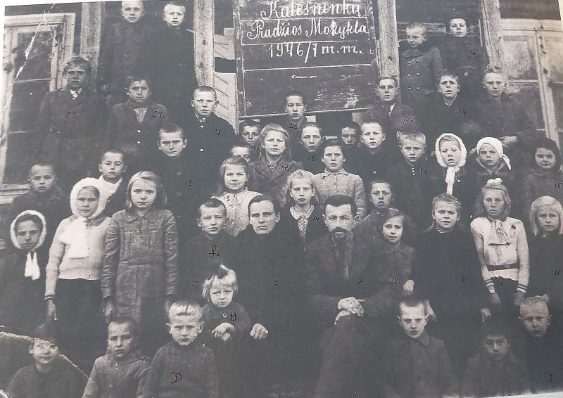Kalesninkų pradinės mokyklos mokiniai ir mokytojai 1946 m.