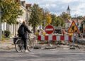Dviratininkė, STOP ženklas, kelio remontas