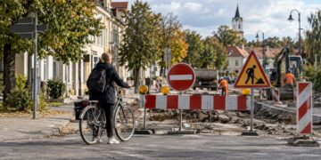 Dviratininkė, STOP ženklas, kelio remontas