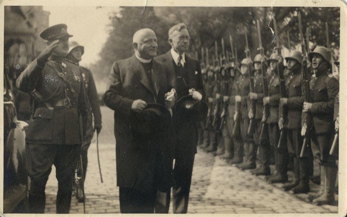 Ministras Pirmininkas Vladas Mironas ir kariuomenės vadas Stasys Raštikis apžiūri garbės kuopą prie Prezidentūros Kaune 1938 metais