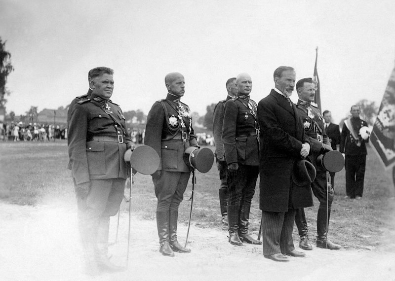 Prezidentas Antanas Smetona 1937 metų rugpjūčio 15 dieną Tauragėje įteikia vėliavą III dragūnų Geležinio vilko pulkui, šalia jo matomas kariuomenės vadas Stasys Raštikis