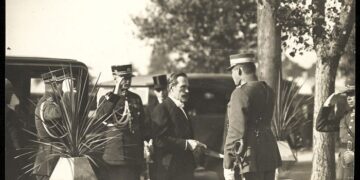 Prezidentas Antanas Smetona atvyksta į Karo mokyklos 10 metų sukaktuves ir XI-os laidos išleistuvių iškilmes. Karo mokyklos viršininkas plk. P. Jurgaitis sveikinasi su Prezidentu. Iš kairės kariuomenės štabo viršininkas gen. ltn. P. Kubiliūnas, štabo plk. A. Šova. Kaunas, 1929 m. spalio 6 d. Istorinė Lietuvos Respublikos Prezidentūra Kaune