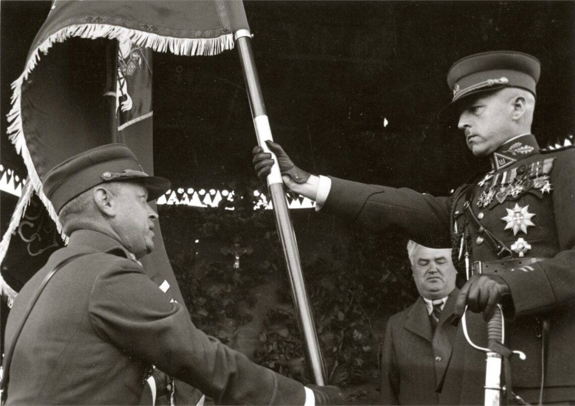 Generolas Stasys Raštikis su Lietuvos kariuomenės vėliava per iškilmes 1939 metais